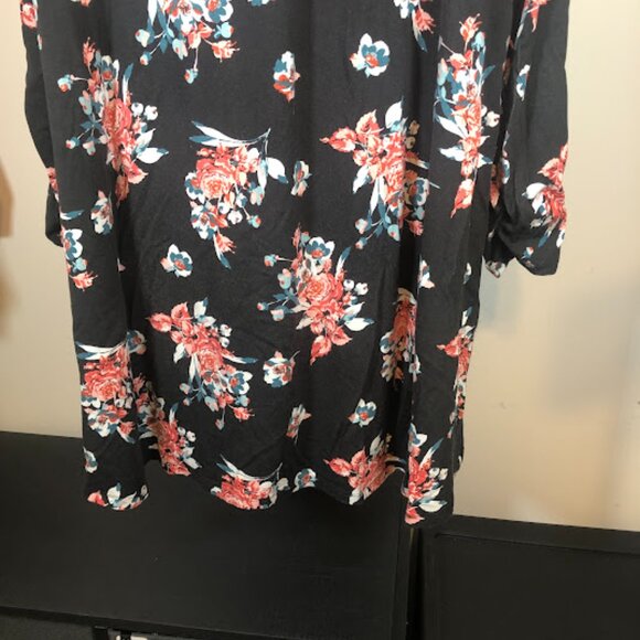 Kim Rogers Size XXL Tunic top- black with floral design - Picture 12 of 15